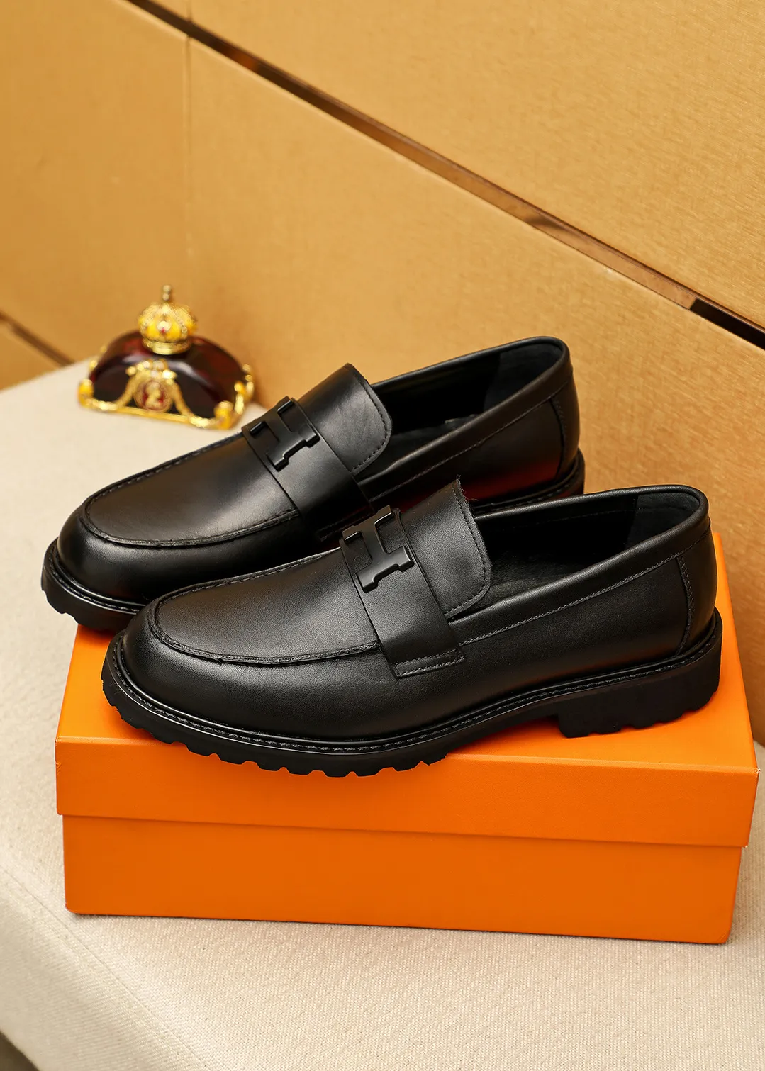 Men's shoes 💰460 💐 Product trademark: HERMES "Hermès" casual leather shoes Regular size: 38-44 (45.46🉑️customized) Product materials: Selected imported first-layer calfskin upper + luxury hardware buckle, imported water-dyed 🐂 cowhide lining. Strong three-dimensional visual effect, original outsole Color: 4⃣️colors available